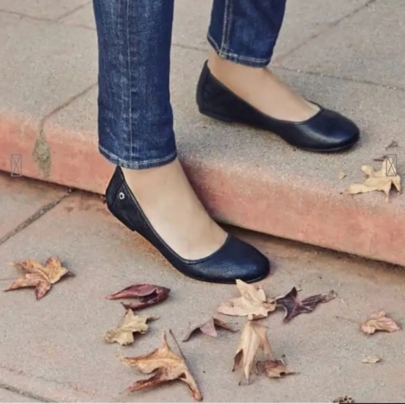 Minnetonka Shoes - Minnetonka Black Leather Ballet Flats size 8